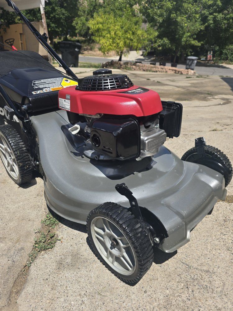 Honda Poulan self propelled lawn mower