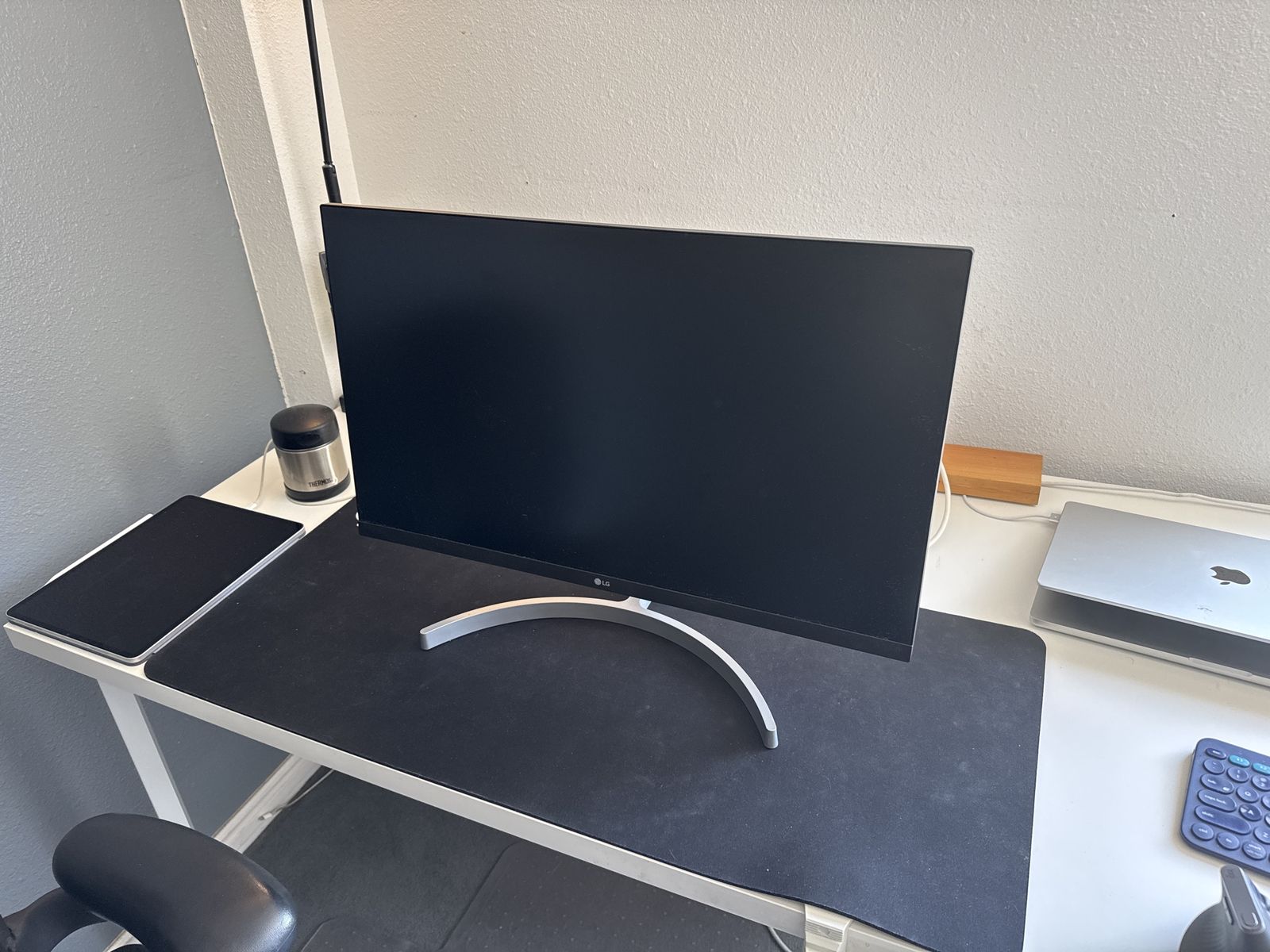 LG 27” IPS Monitor – 27MN60T-W – Excellent Condition
