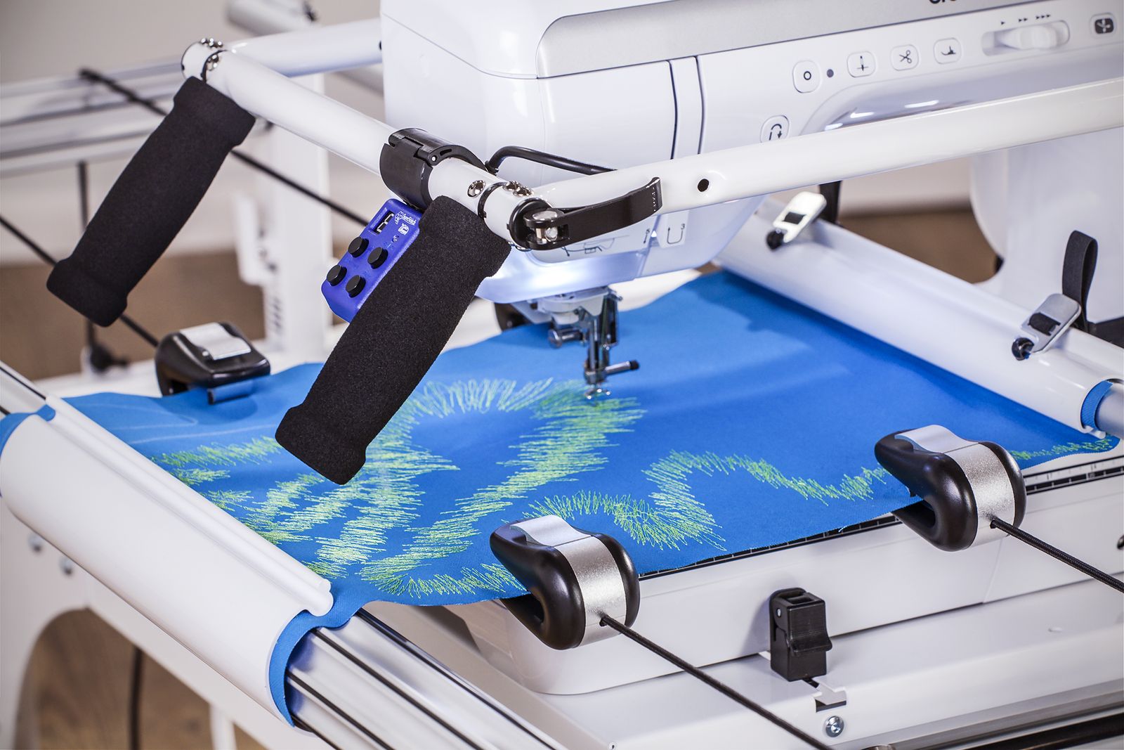 Dream Fabric Frame compact machine-quilting frame