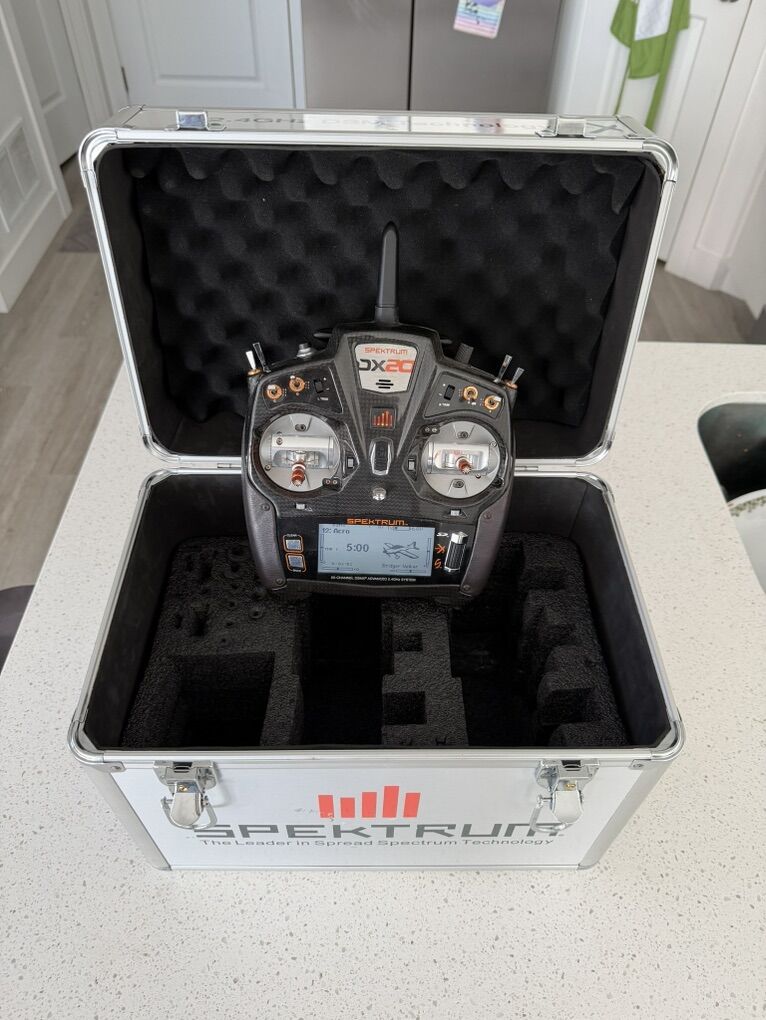 Spektrum DX 20 with Case + 2 AR631