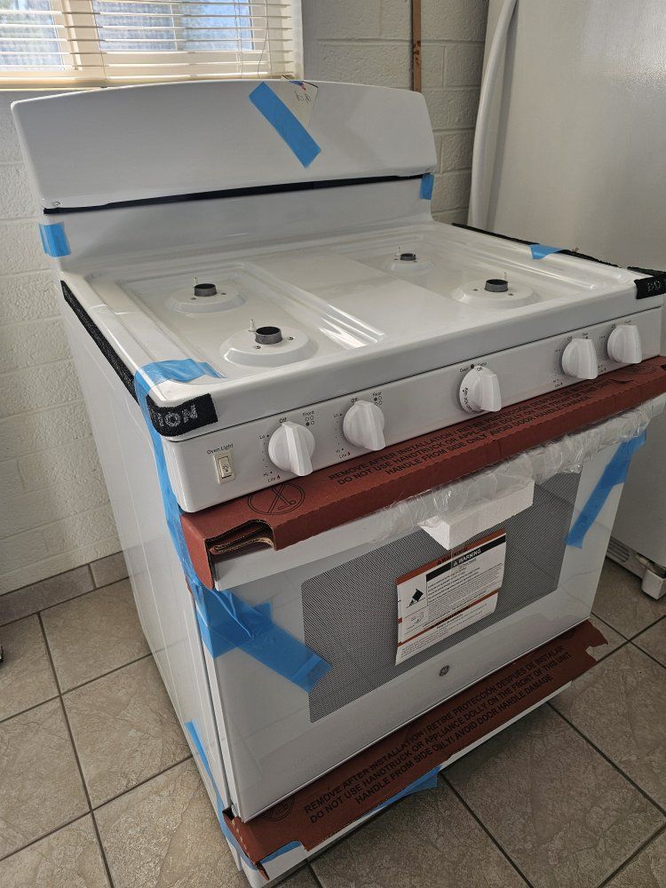 GE JGB30DEKWW 30 in. White Freestanding Gas Range with Oven