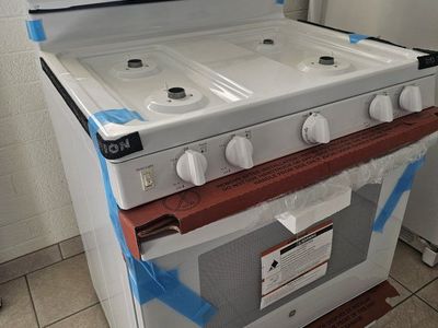 GE JGB30DEKWW 30 in. White Freestanding Gas Range with Oven