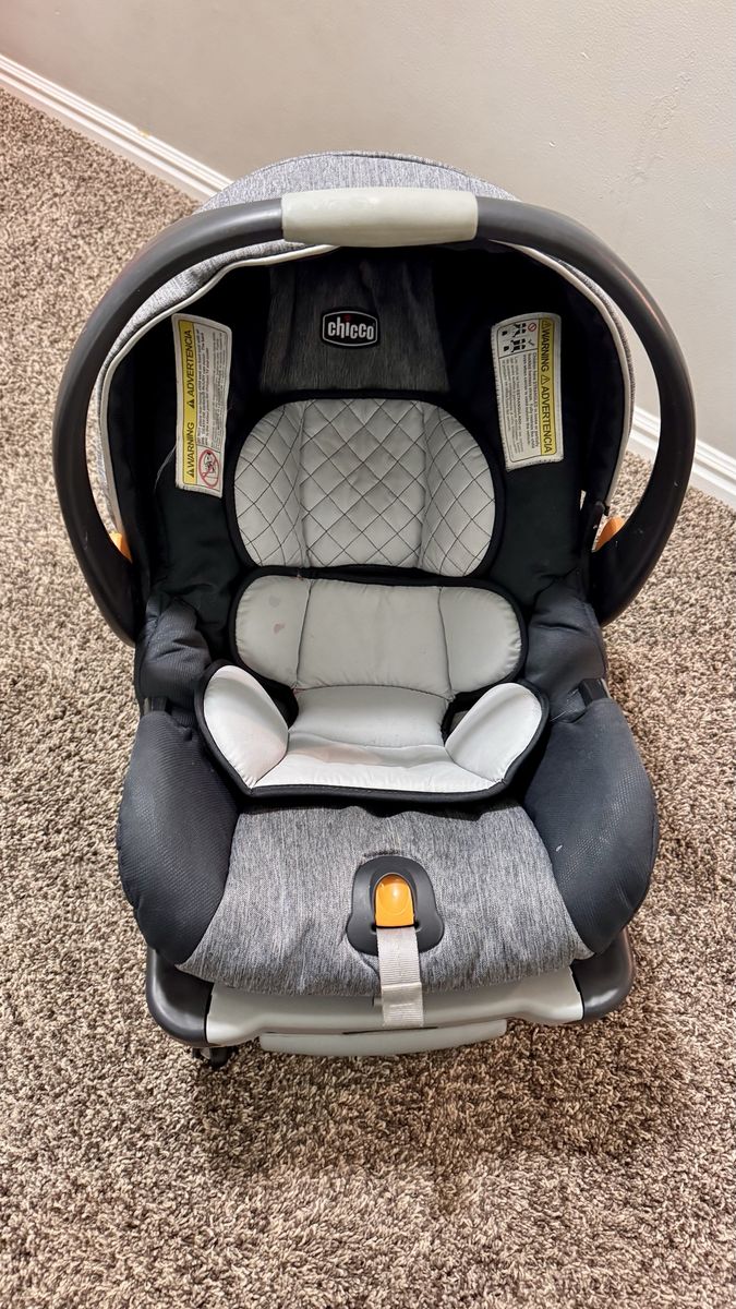 Chicco Infant Carseat and Base