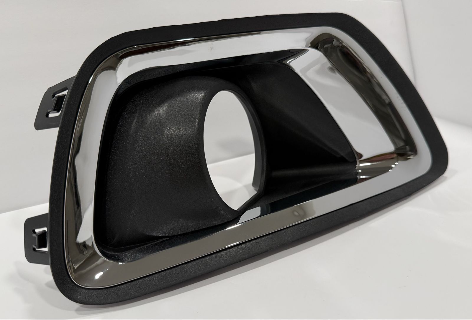 2017 - 2022 Chevrolet Colorado Front Driver Side Fog Light Bezel
