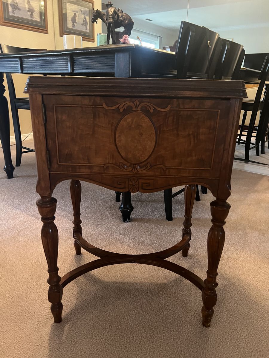 Sewing machine hutch