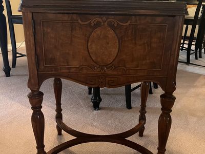 Sewing machine hutch