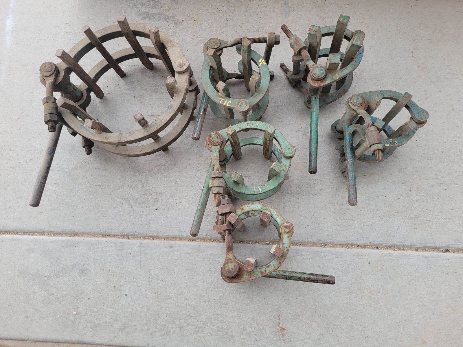 Welding pipe lineup clamps