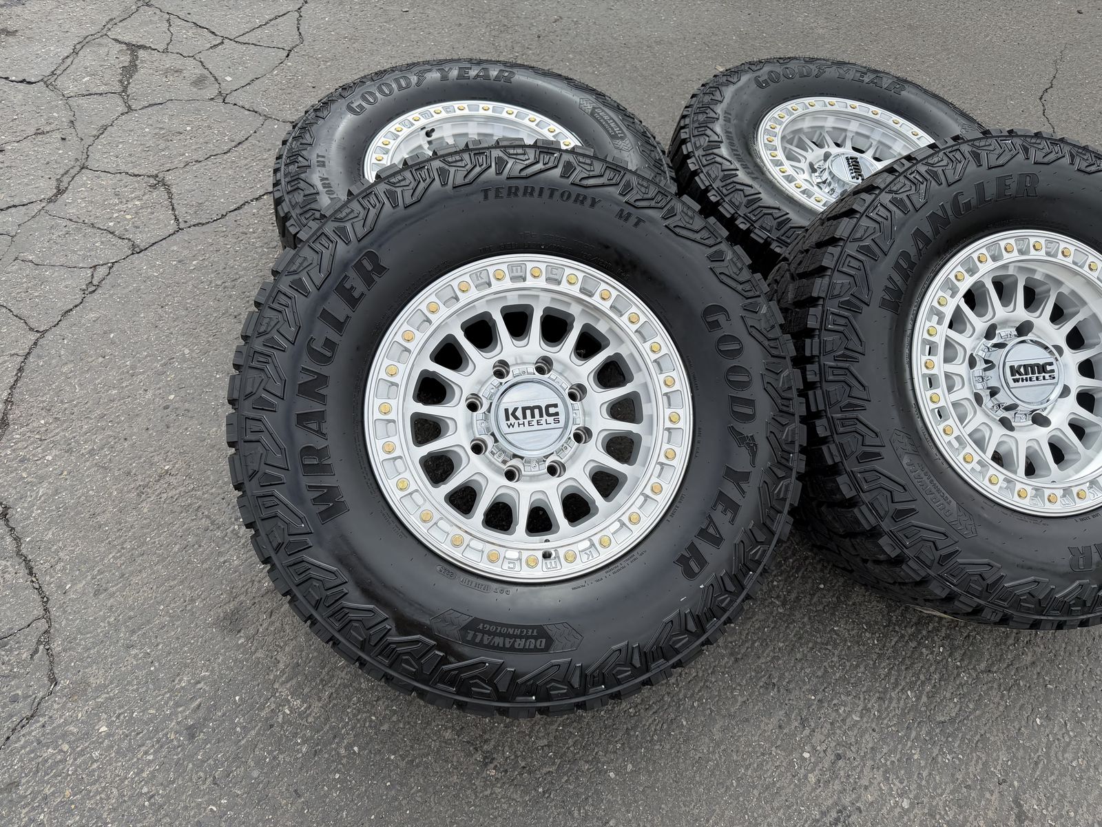 18 KMC 552 8 Lug 8x180 35 Goodyear 305/70R18