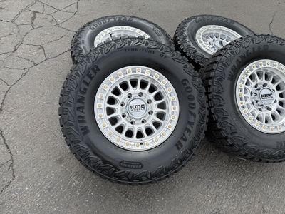 18 KMC 552 8 Lug 8x180 35 Goodyear 305/70R18