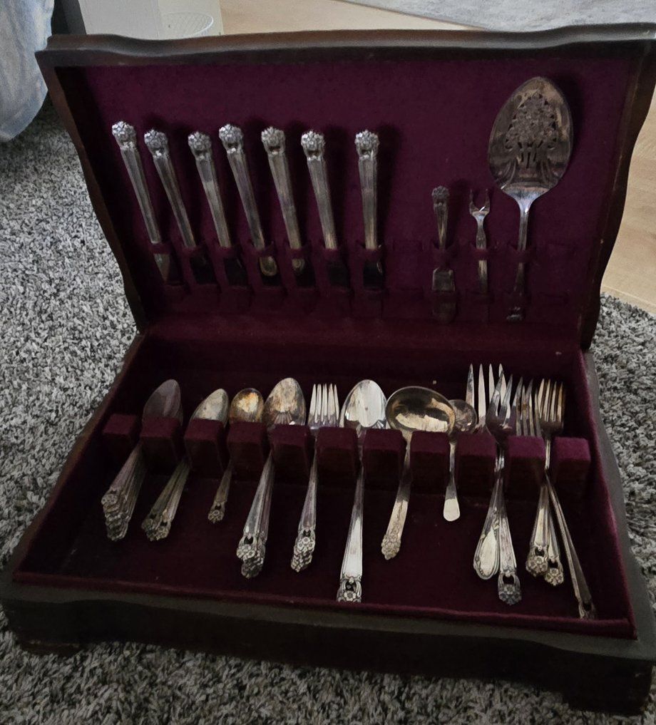 1847 Rogers Bros Silverplated Flatware Set with Wooden Storage Chest
