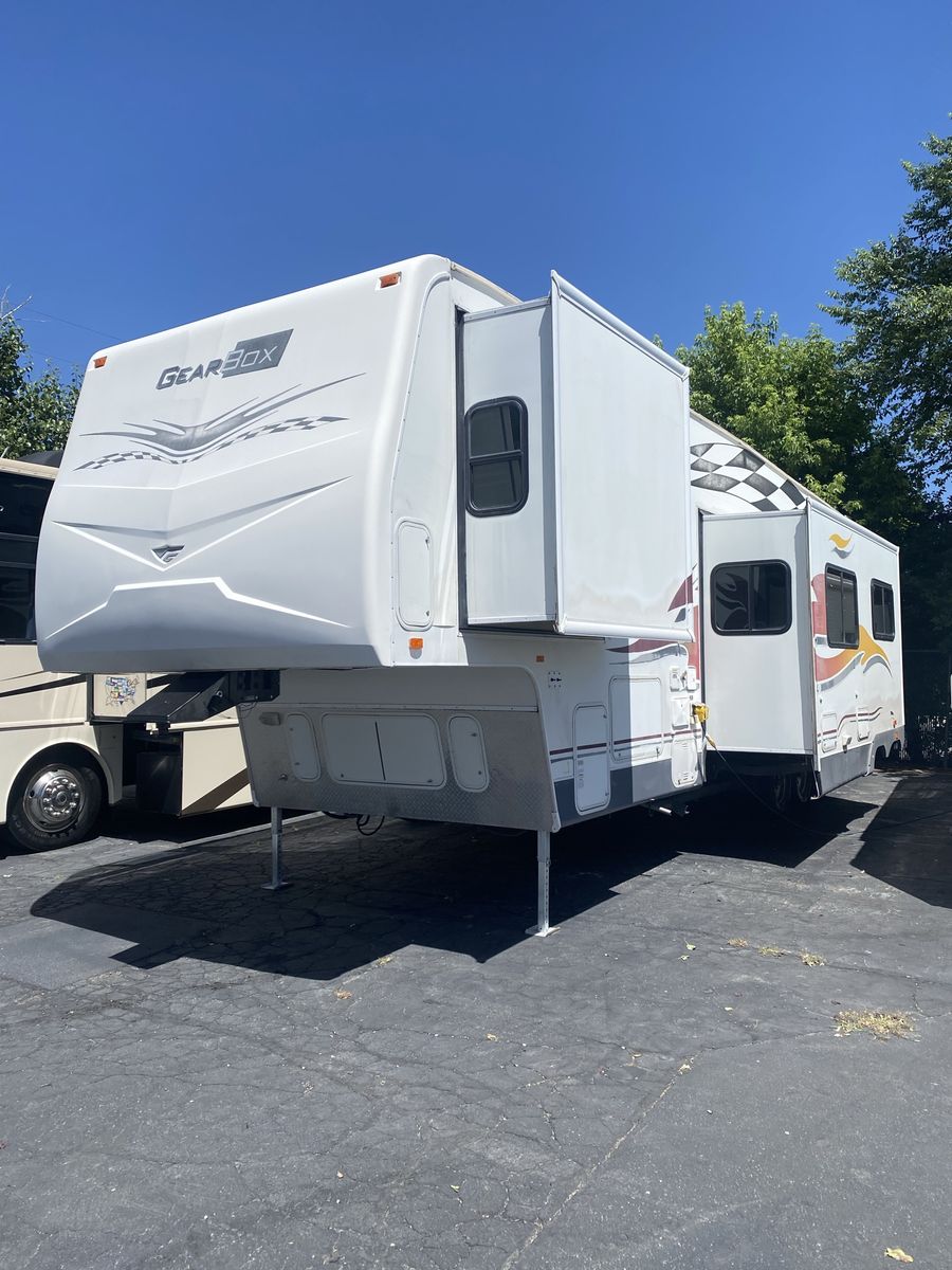 2008 Fleetwood Gear Box Toy Hauler