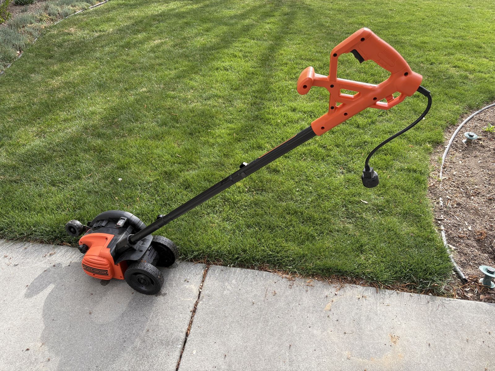 Corded lawn edger