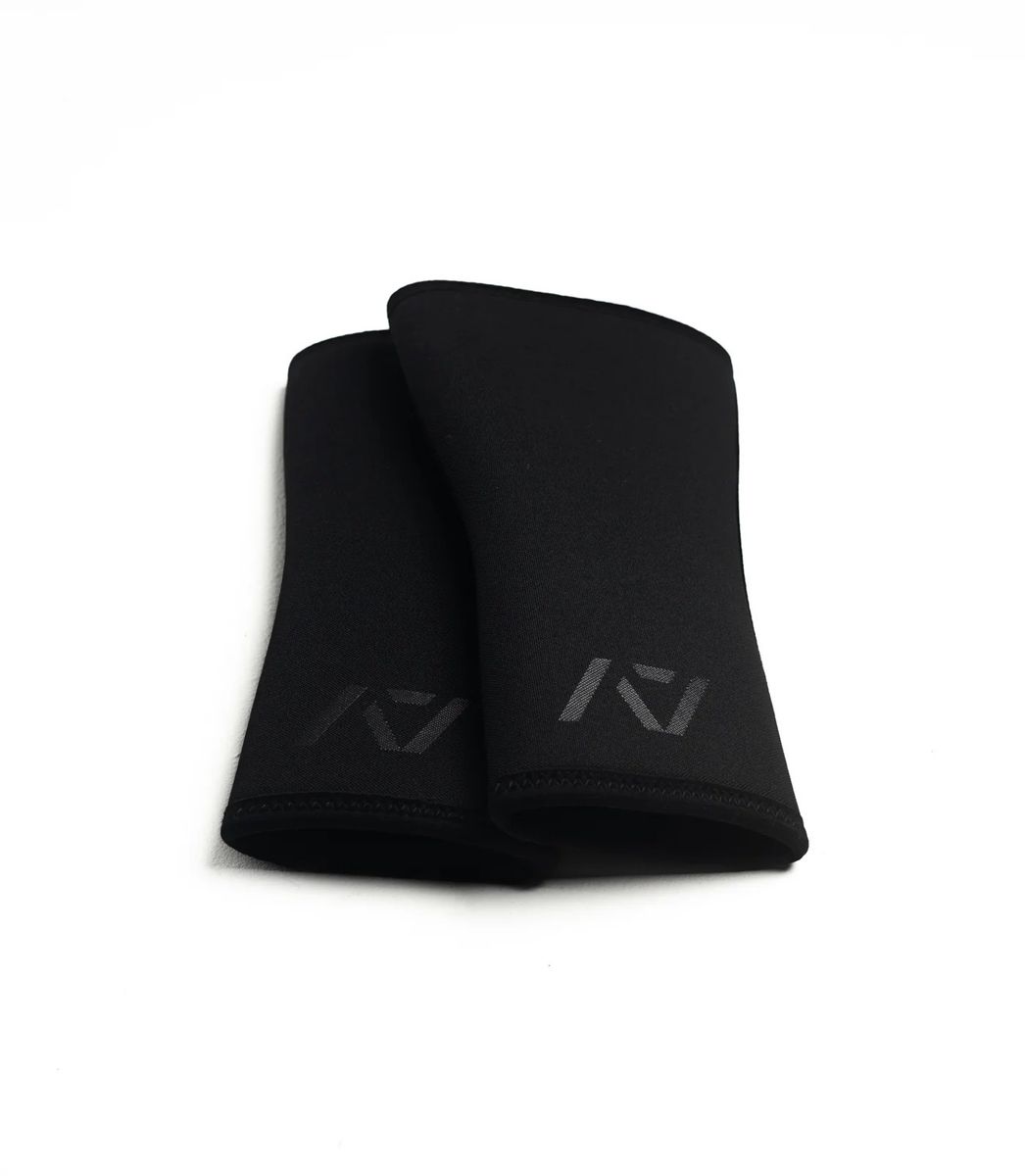 A7 Rigor Mortis Hourglass Knee Sleeves - Stealth Black, Size M, Stiff Neoprene for Lifting