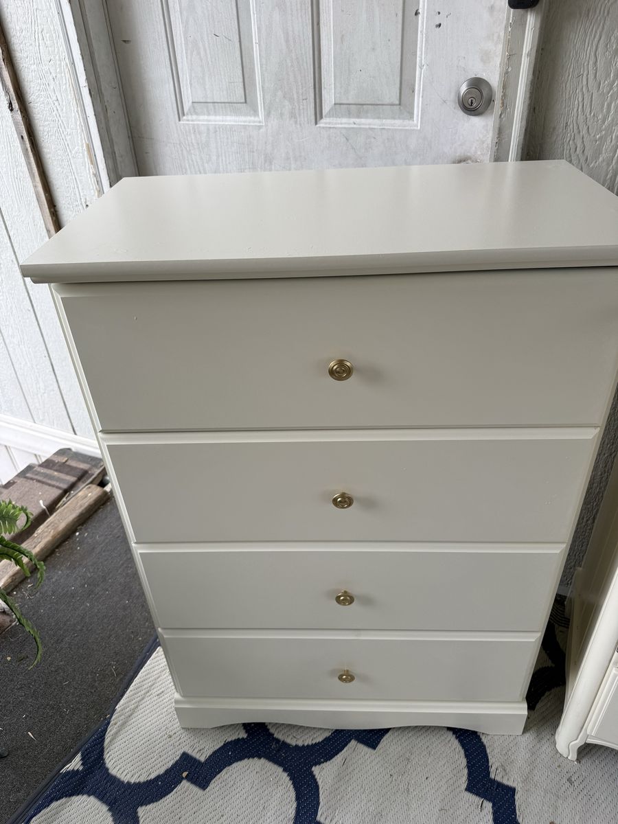 Beautiful Tall dresser in very good condition $125