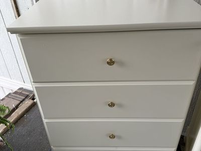 Beautiful Tall dresser in very good condition $125