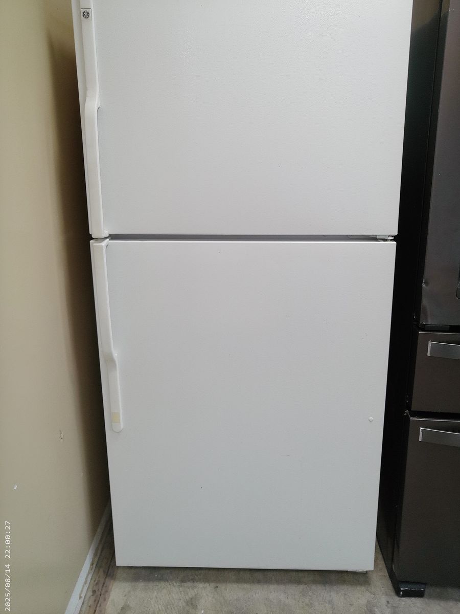 21 cf Top Freezer Refrigerator~90 Day Guarantee
