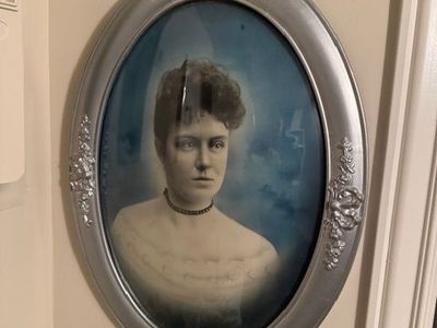 colored retouched photo woman 19th early 20th century