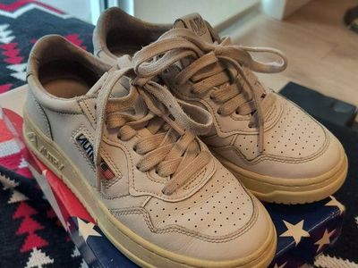 Autry Medalist Low Sneakers White Silver Womens