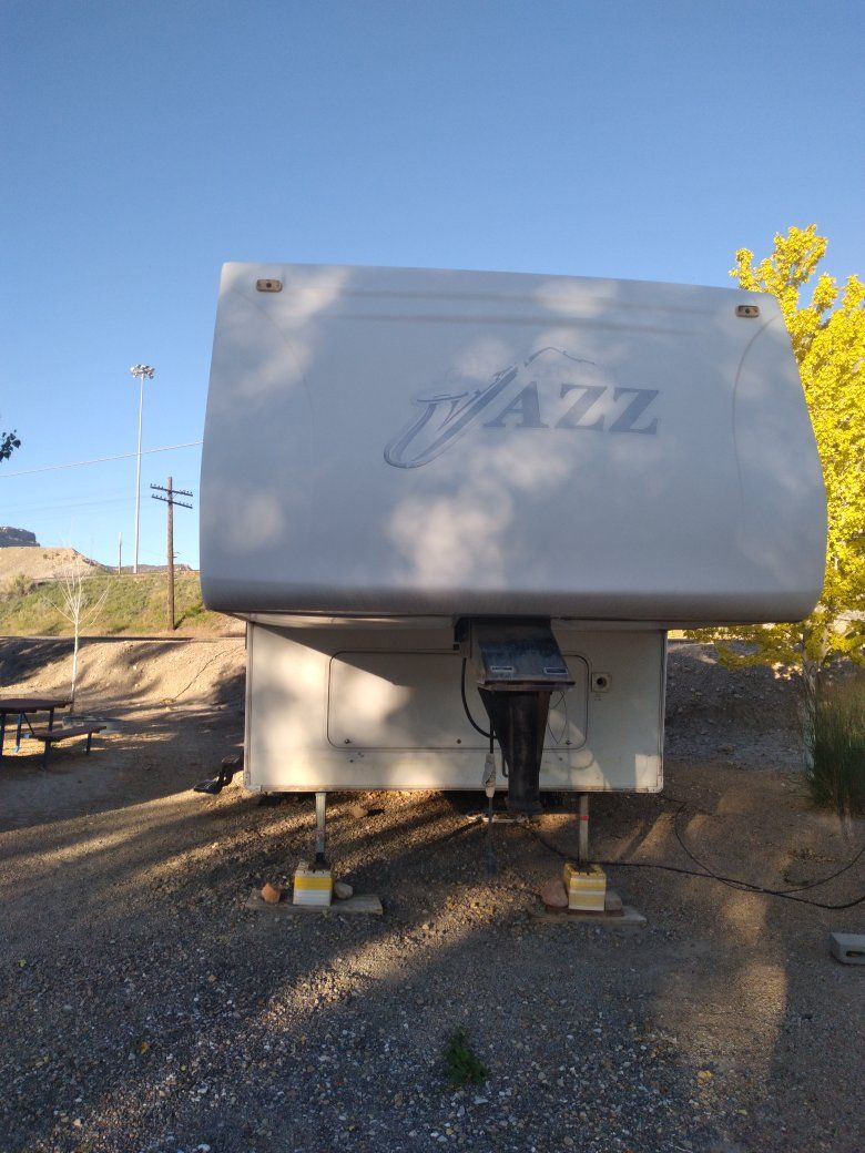 2003 Jazz Thor fifth wheel