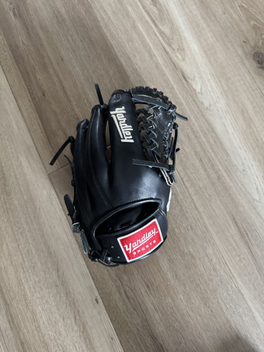 Yardley black 12 inch baseball glove