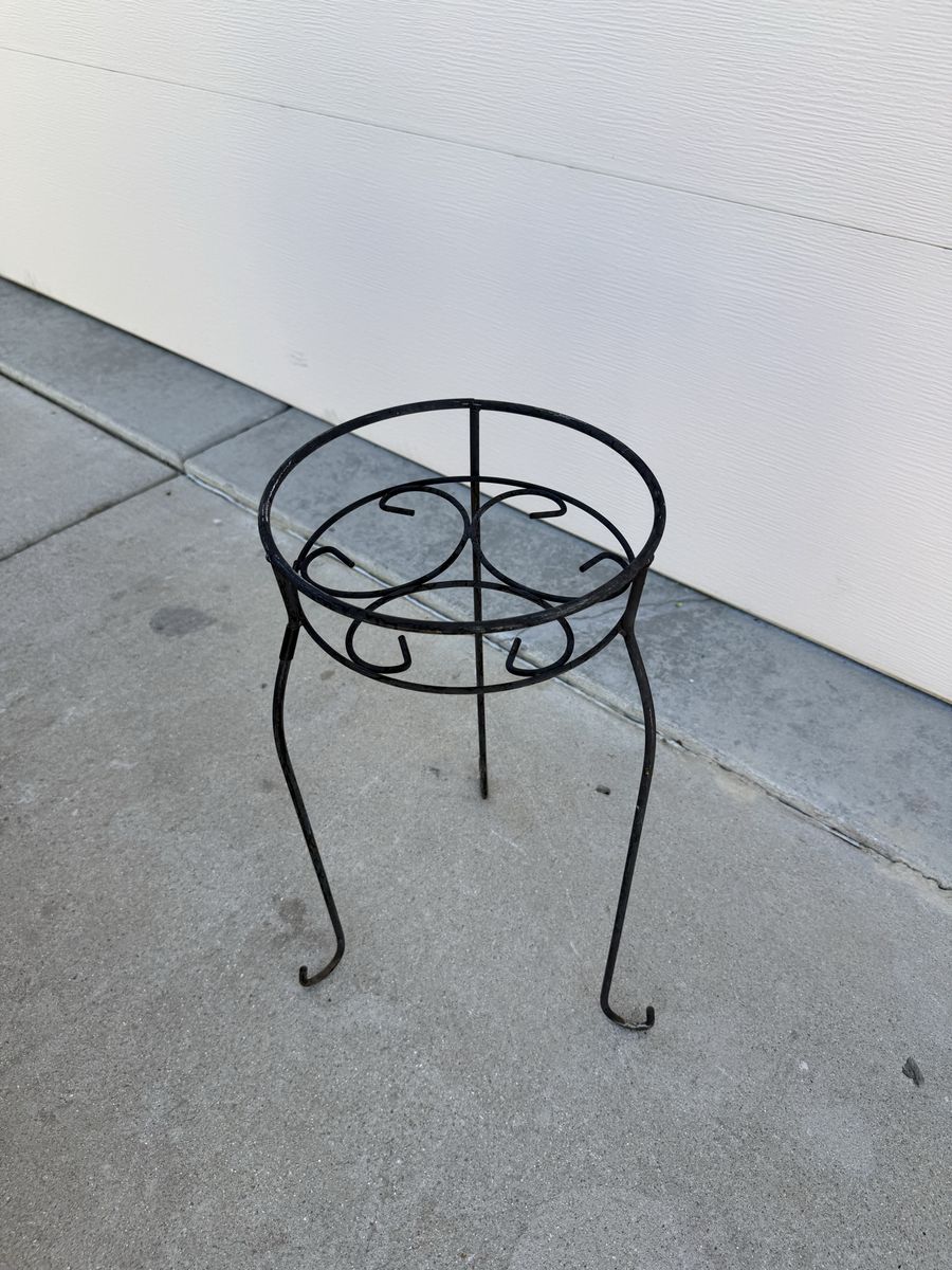 Black metal plant stand 21” T X 11” W