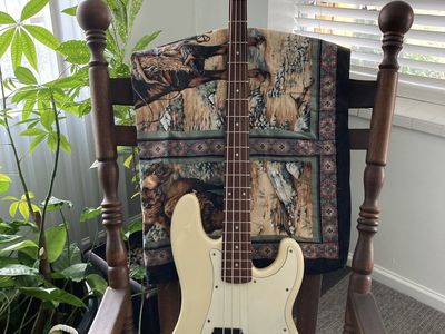 Fender Squire Precision bass