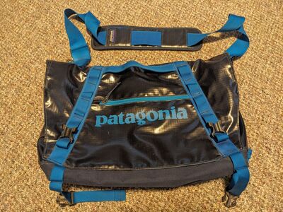 Patagonia Black Hole Messenger 24L Bag Black/Blue