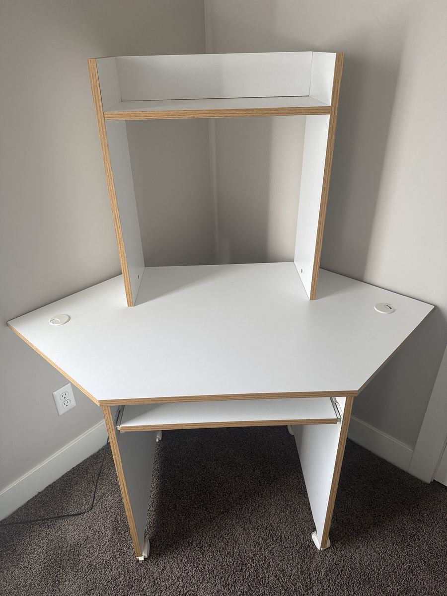 Corner desk. Like new