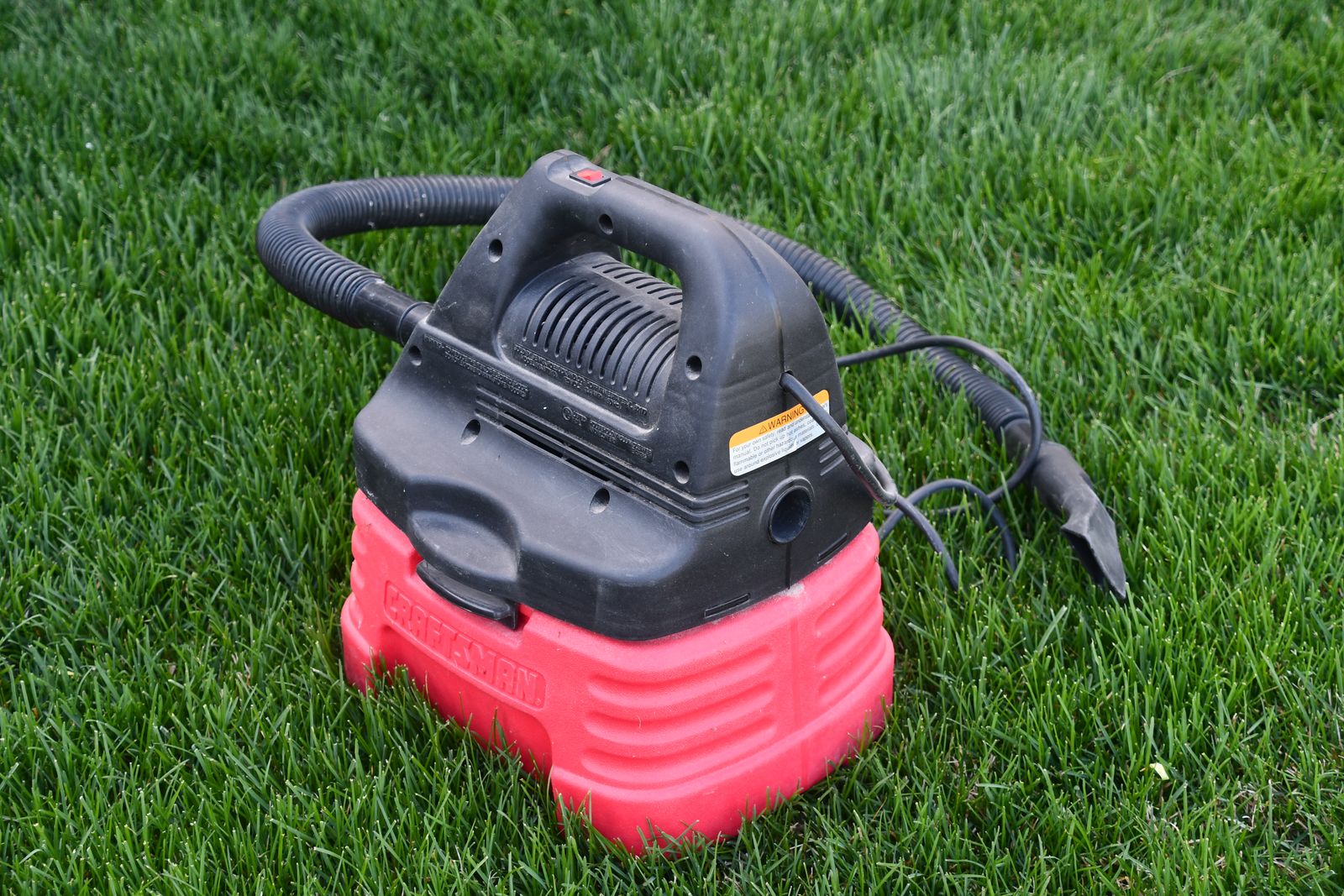 CRAFTSMAN 2 GALLON WET DRY VACUUM ~ GREAT FOR SMALL JOBS ~ WORKS GREAT!