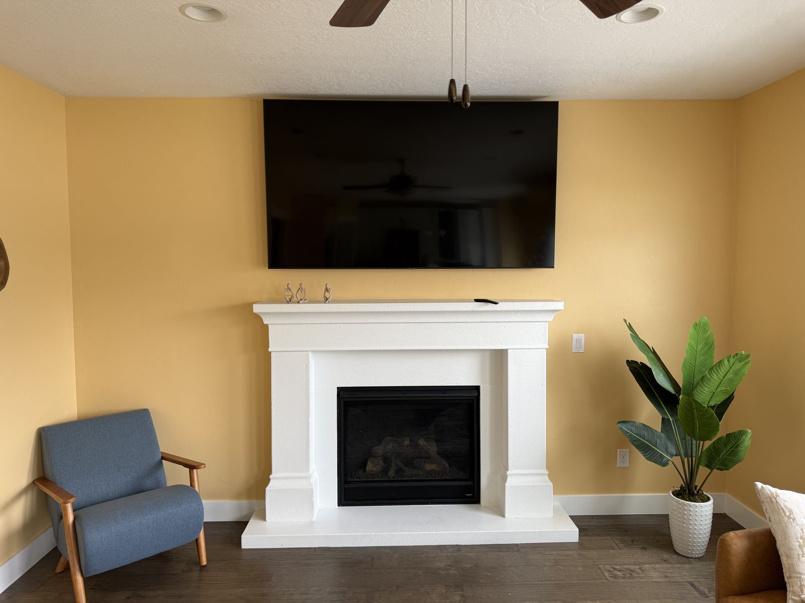 Huge Samasung Tv 85 With Mount