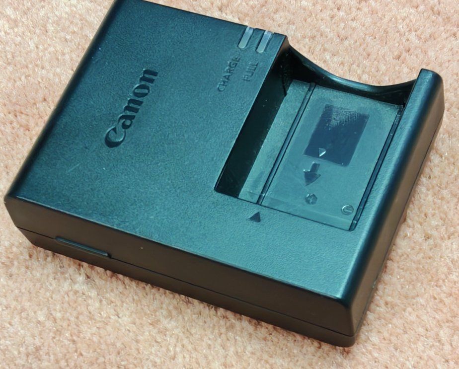 Genuine Canon LC-E17 charger