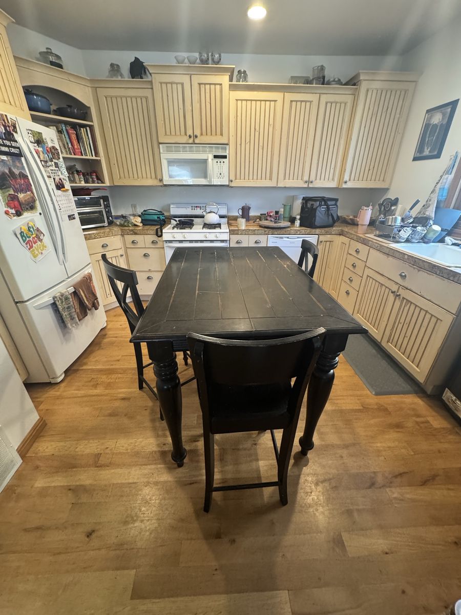 Black hightop table with 6chairs