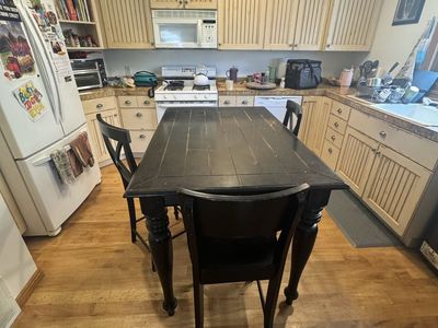 Black hightop table with 6chairs