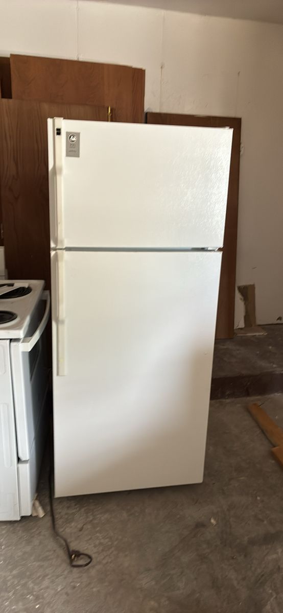 Hotpoint White Top Freezer Refrigerator - Excellent Condition