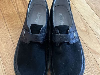 Size 41 - Alegria Women's Black Leather Clogs (model BRE-8140)