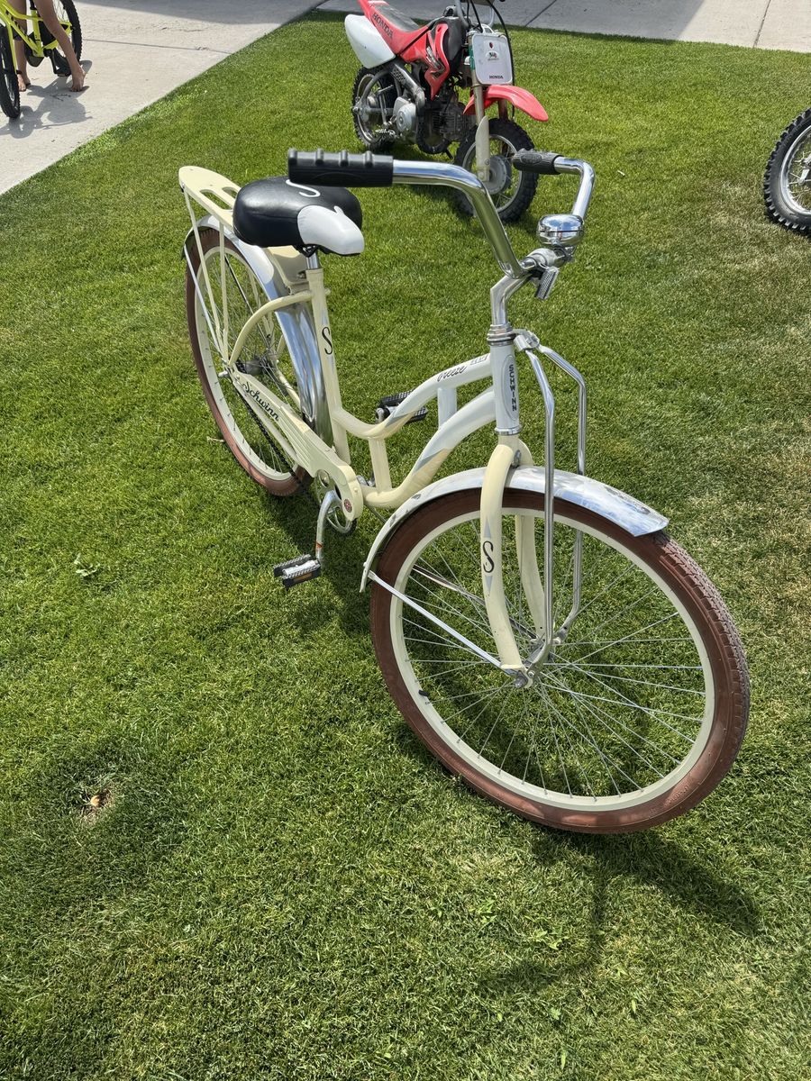 Vintage Schwinn Breeze Cruiser Bicycle - Cream / Off-White Step-Through Frame