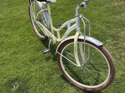 Vintage Schwinn Breeze Cruiser Bicycle - Cream / Off-White Step-Through Frame