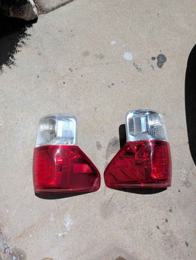 2010 tundra taillights