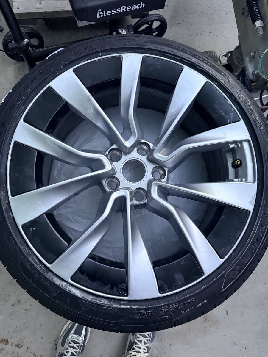 2026 Tesla Model 3 wheels and tires - 19”