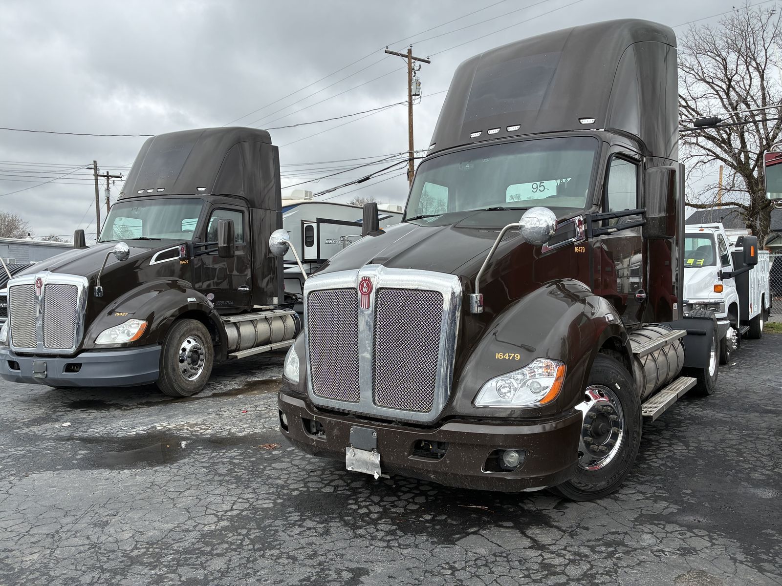 #3- KENWORTH T680- SINGLE AXLE TRACKTORS -WITH AUTOMATIC TRANS.