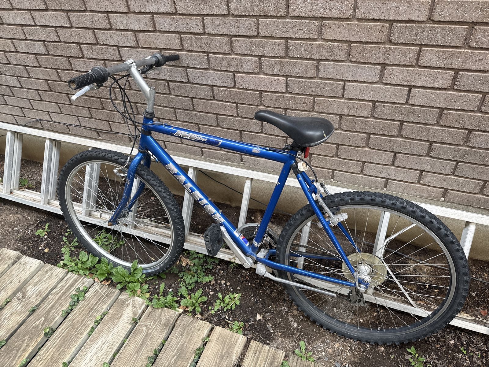 Raleigh M-80 Blue Mountain Bike.  Size Medium