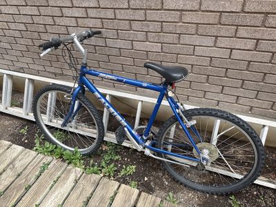 Raleigh M-80 Blue Mountain Bike. Size Medium