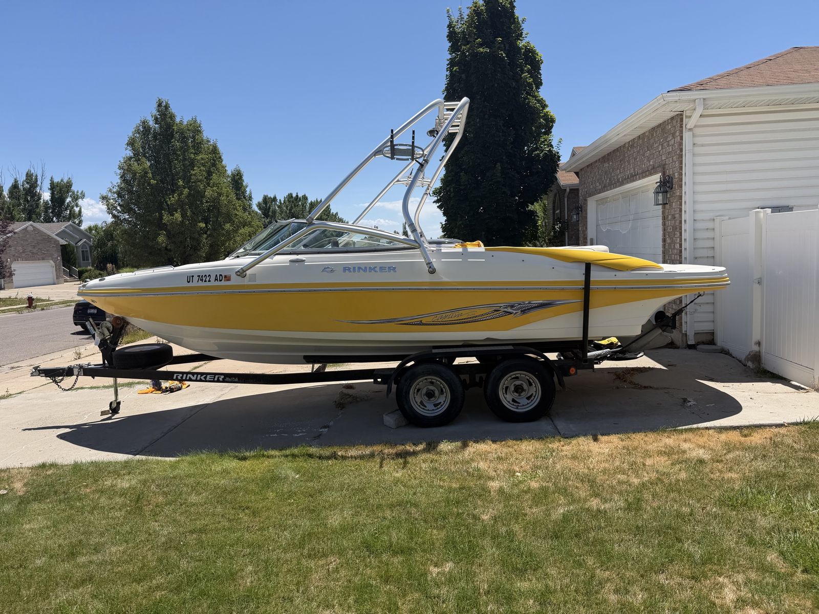 Rinker 226 Captiva, Rebuilt Volvo Penta 5.7 Gi V8, Wake Tower and trailer.