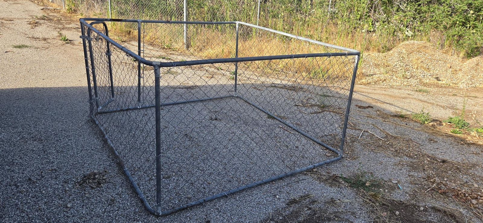 10' x 10' x 4' PetSafe Chain Link Dog Kennel with Gate – Heavy Duty
