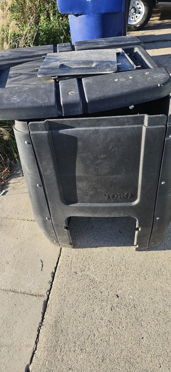 Free mulch bin