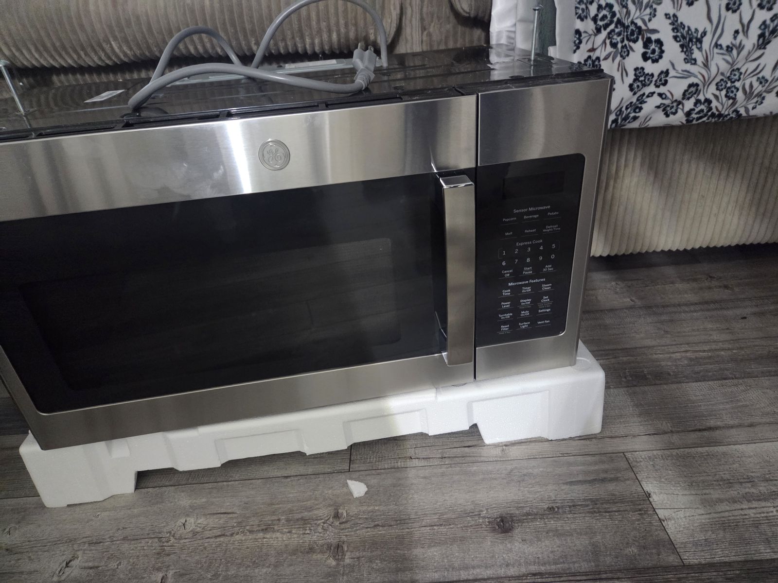 GE 1.9 cu ft Over-The-Range Microwave Oven