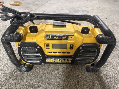DeWalt DC012 7.2-18V Work Site Charger/Radio - 1 Hour NiCd/NiMH/Li-Ion