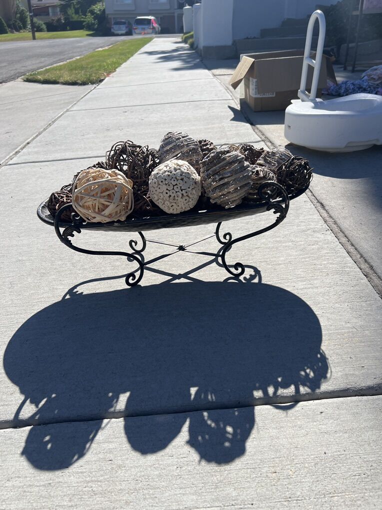 Tin basket with balls