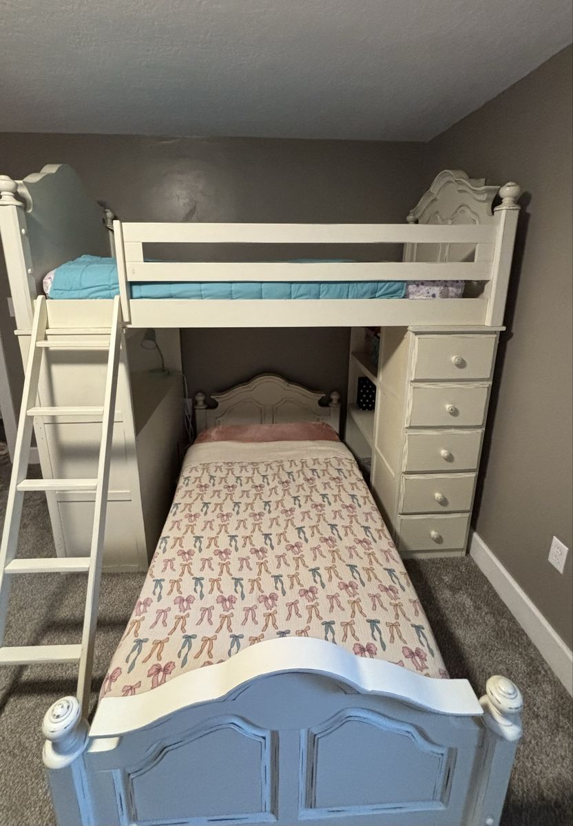 Twin bunk bed
