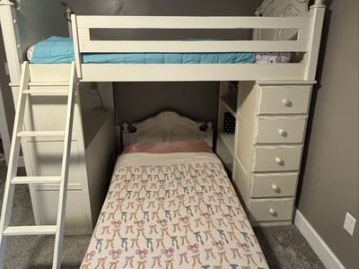 Twin bunk bed